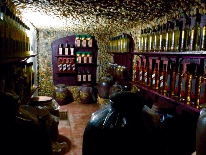 Một khoang hầm dưới núi Ông Vệ chứa hơn 10.000 lít rượu 