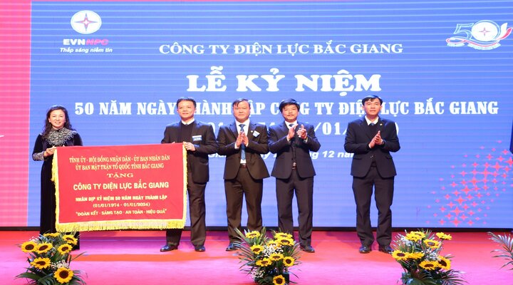 Công ty Điện lực Bắc Giang vinh dự được Tỉnh ủy, HĐND- UBND, UBMTTQ tỉnh Bắc Giang tặng bức trướng