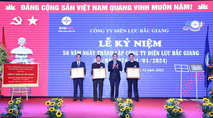 Đ/c Đặng Hoàng An, Chủ tịch HĐTV Tập đoàn Điện lực Việt Nam tặng bằng khen cho các tập thể có thành tích xuất sắc