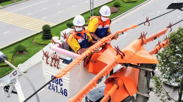 Đội sửa chữa hotline thực hiện sửa chữa đường dây tại thành phố Bắc Giang