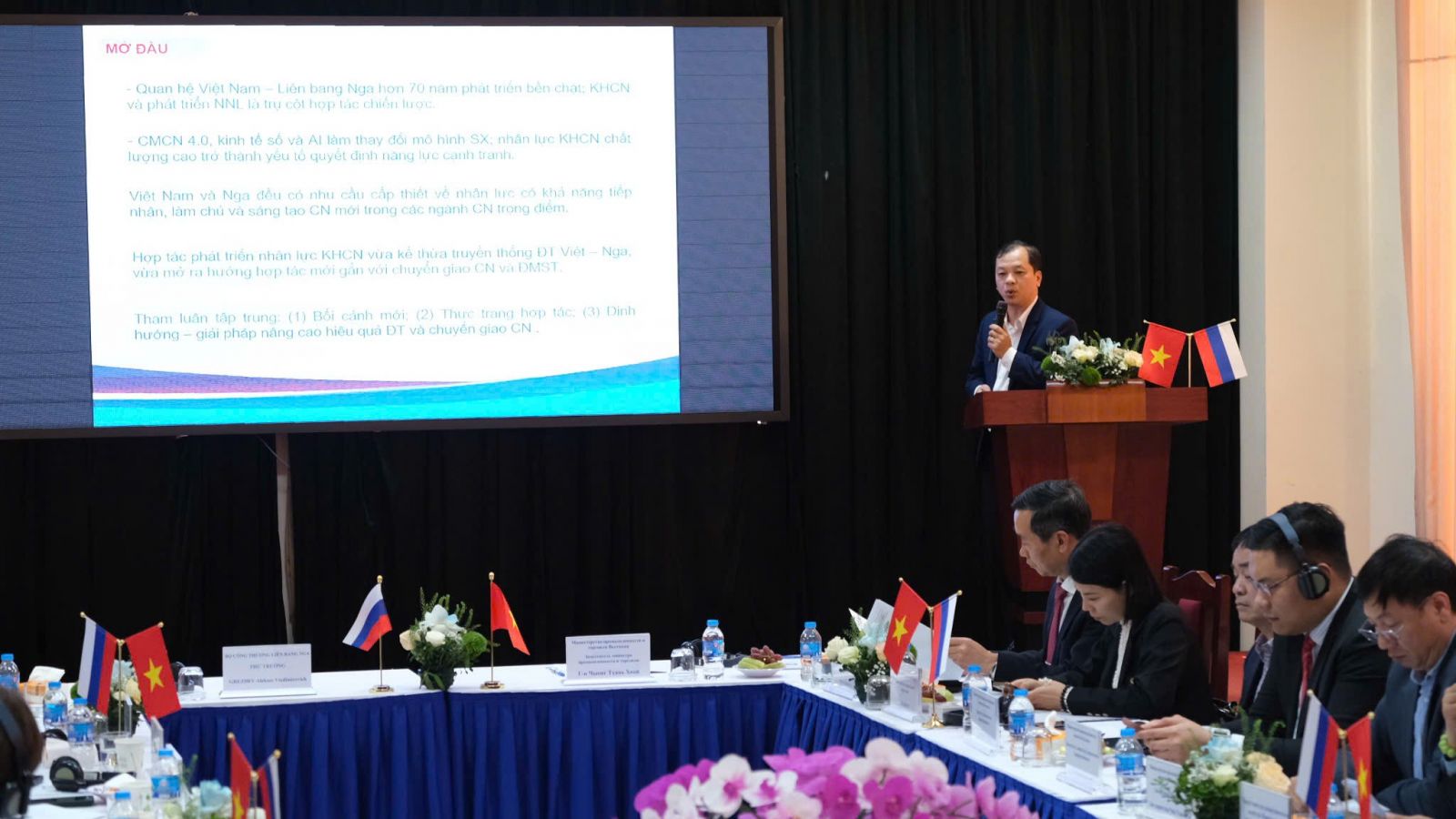 Các nhà nghiên cứu tại Viện Nghiên cứu Chiến lược, chính sách Công Thương trình bày tham luận tại diễn đàn