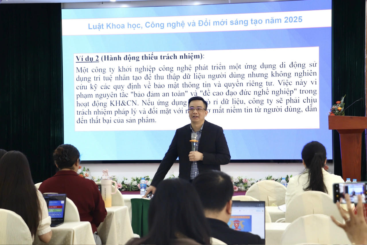 Các diễn giả trình bày tham luận
